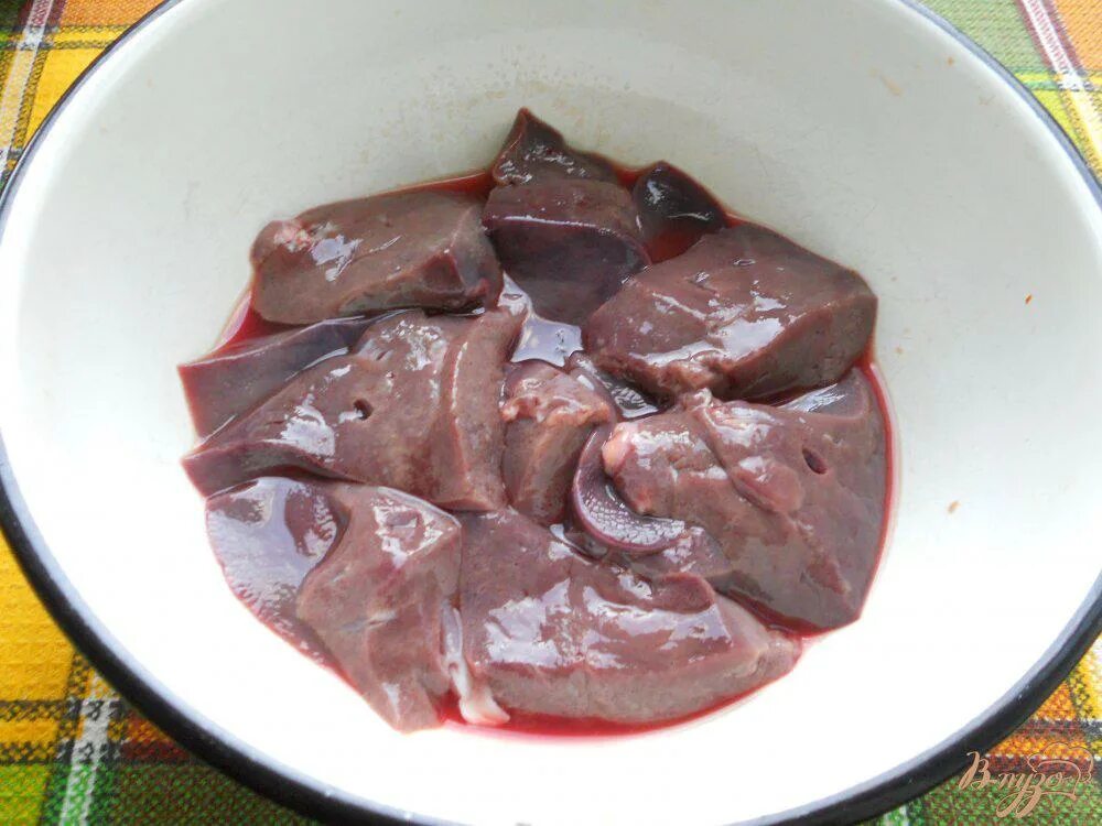 Печенка свиная как приготовить мягкую и вкусную. Печень свиная тушеная. печень свиная крупными кусками. приготовление свиной печени.