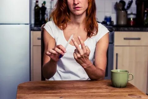 Женщина показывает своими руками