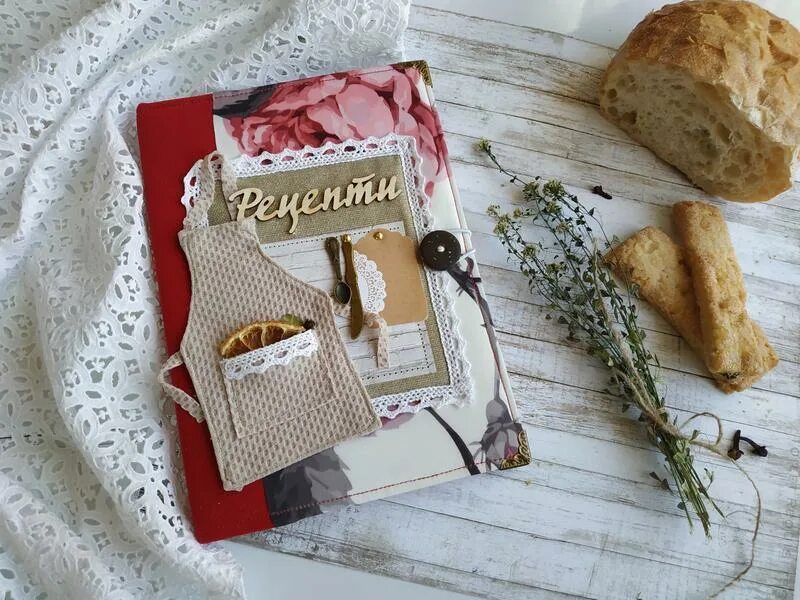 Кулинарные рецепты обложка. Фотосессия с кулинарной книгой. Оригинальная книга рецептов. Кулинарная книга скрапбукинг. Книга для записи кулинарных рецептов.