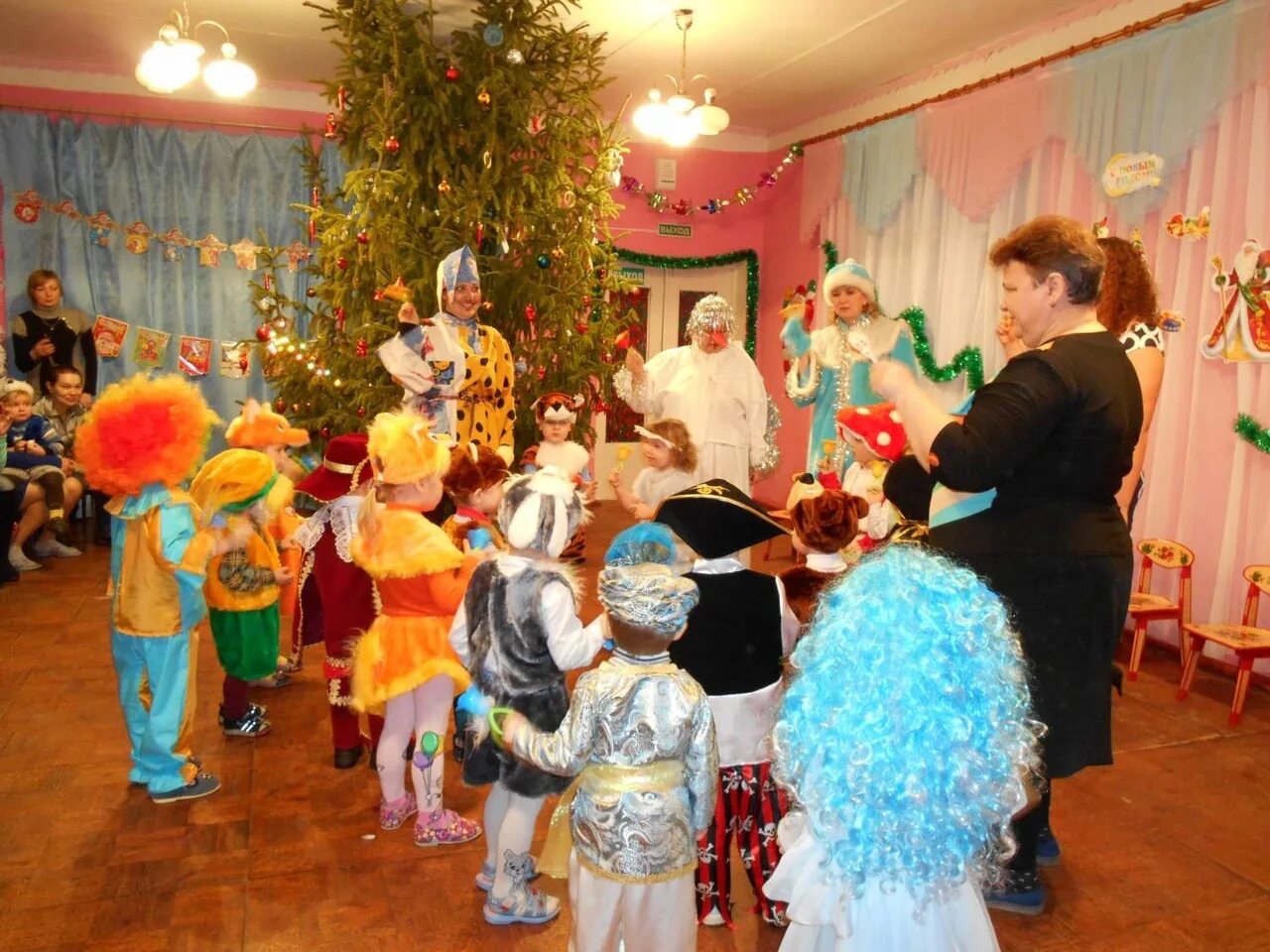 Как пишется утреник или утренник. Новогодний утренник в детском саду. Новогодние праздники в садике. Утренник в детском саду новый год. Детский садик утренник.