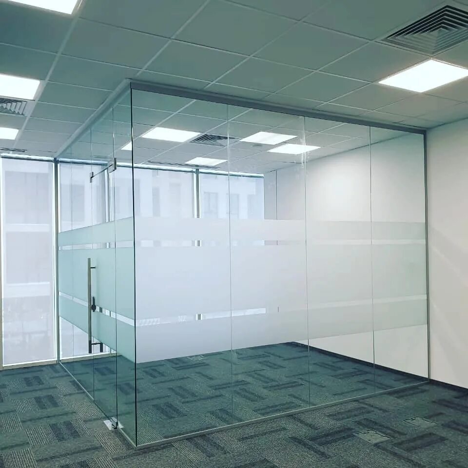монтаж стеклянных перегородок. установка стеклянных перегородок. стеклянные офисные перегородки. офисные перегородки в квартире. установка стеклянных перегородок.