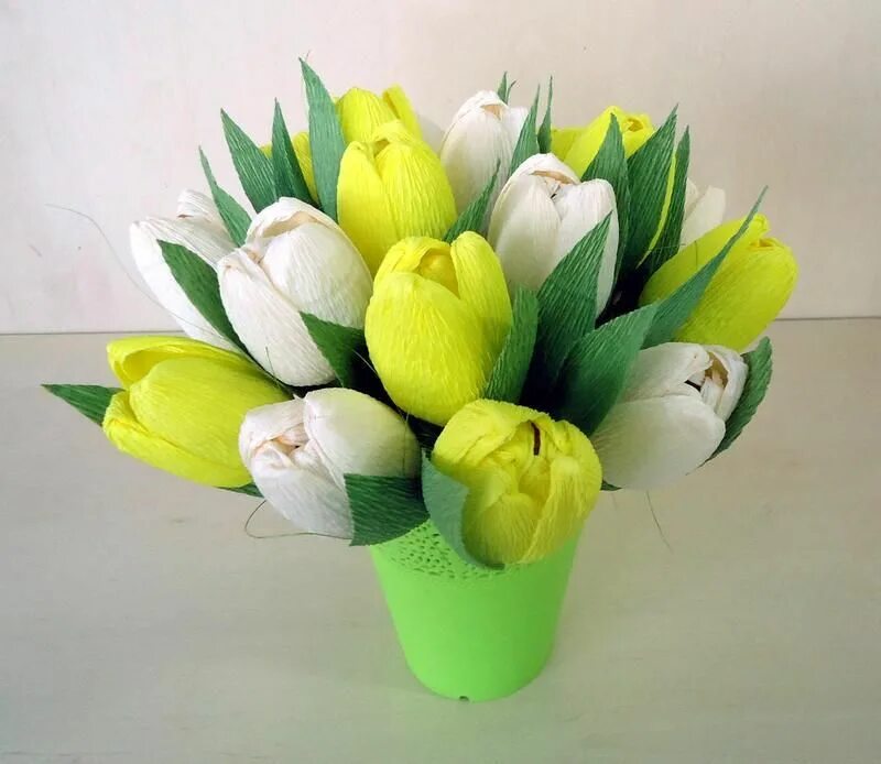 Тюльпаны из конфет. Тюльпаны из гофробумаги. Тюльпан гофробумага. Тюльпаны из конфет. Букет из тюльпанов из конфет.