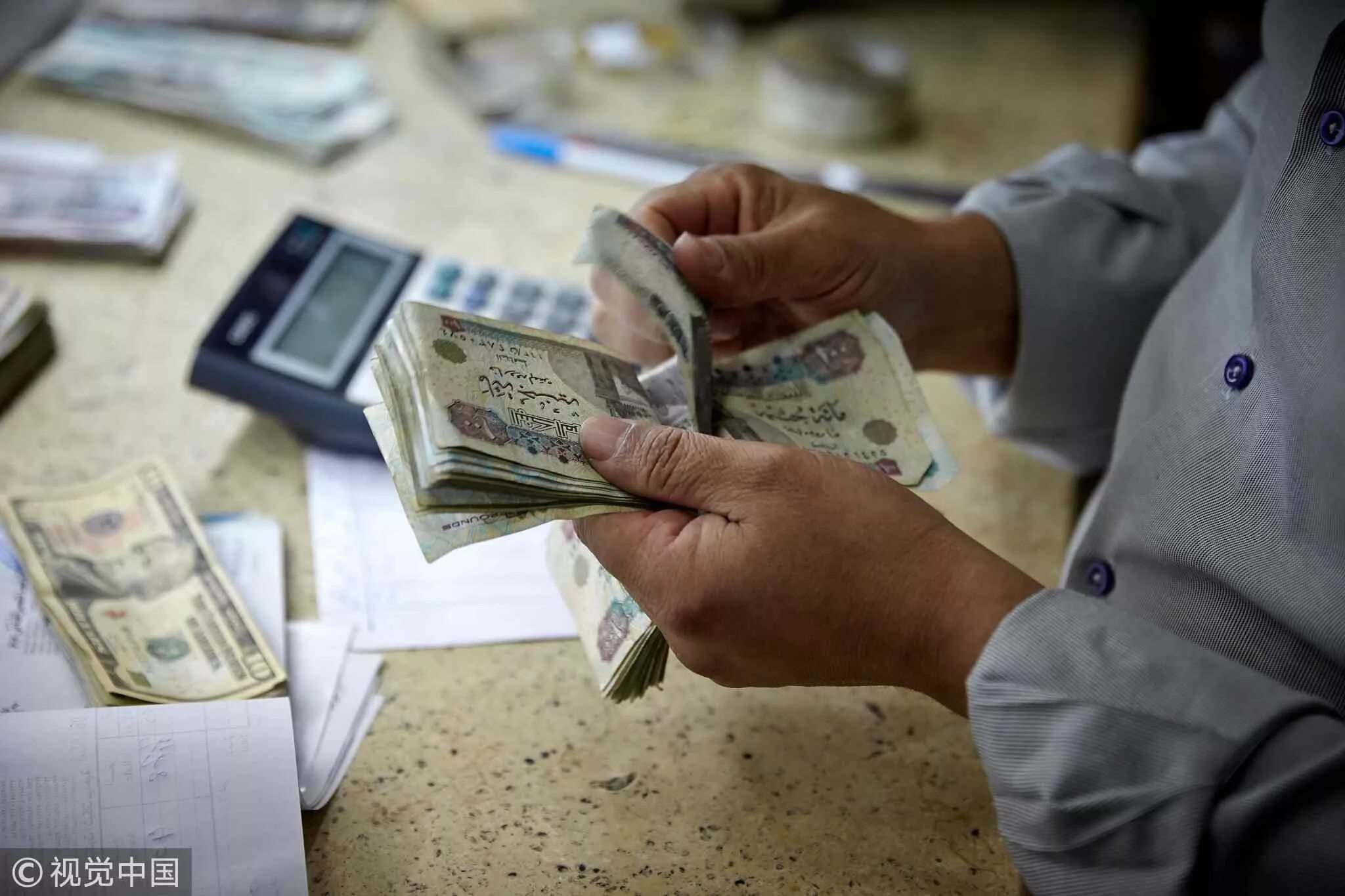 Рынок для покупки иностранной валюты. Деньги. Деньги Египта. Египтянин с деньгами. Рубли.