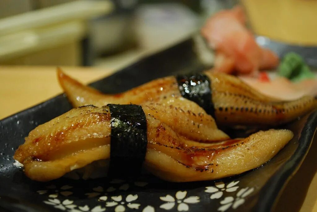 Скумбрия унаги. Нигири с запеченной рыбой. унаги рыба фото. eel food. fried eel sushi.