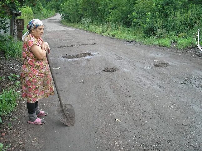 Женщина с лопатой. Бабушка с лопатой. Бабка с мотыгой. Тетка с лопатой. Бабушка пописала