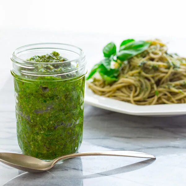 Соус песто на зиму. Базилик на зиму заготовки. Песто из базилика. Аджика зеленая абхазская. Соус песто домашний.