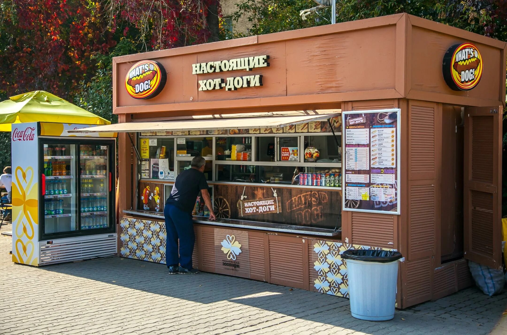 Павильоны московского зоопарка. Киоск хот дог. Палатка с хот догами. Ларек в зоопарке. Киоски с хот догами в Москве.