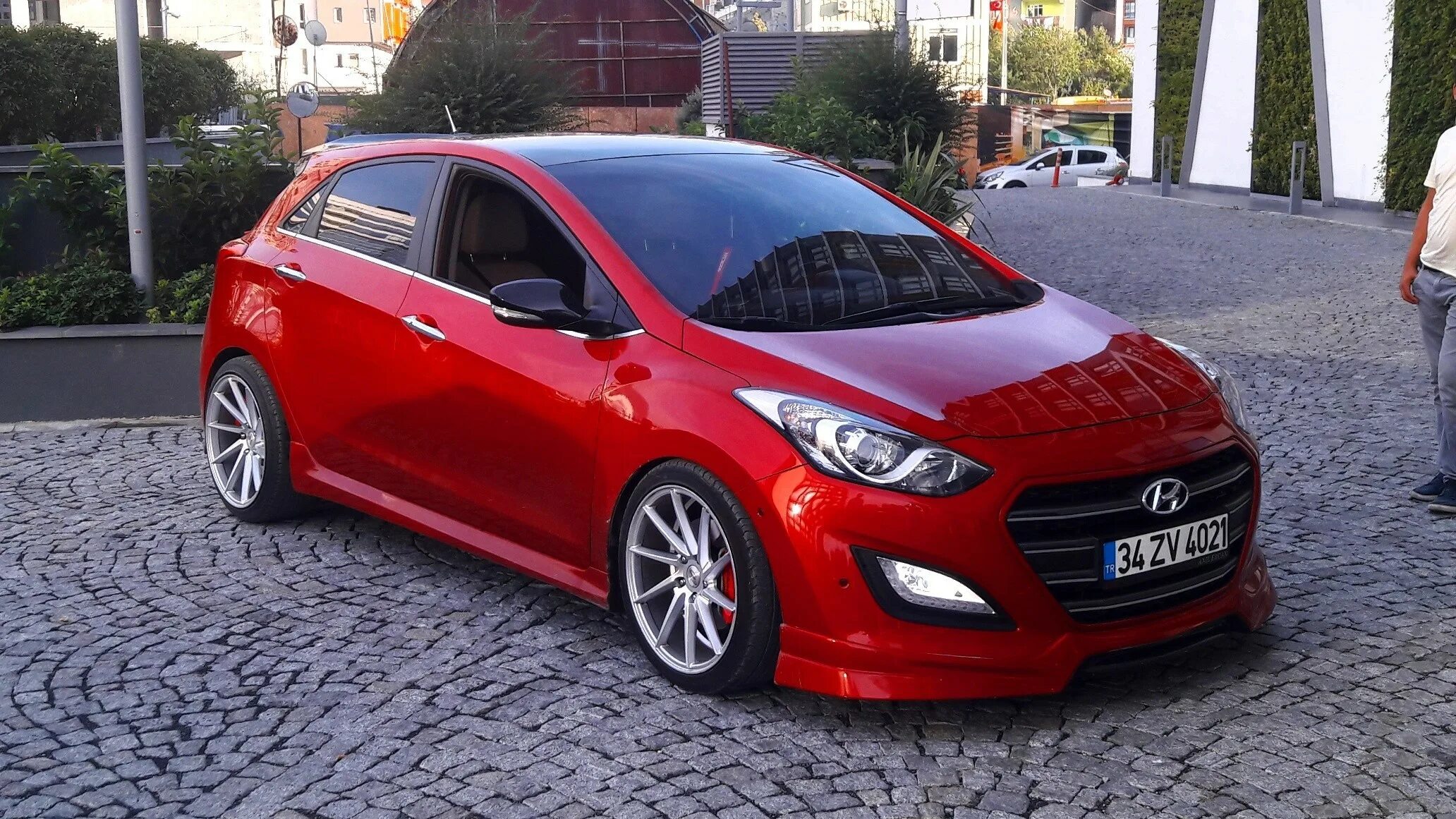 Hyundai i30 2012 r17. Hyundai i30 на 17 дисках. Колеса на хендай i30. Hyundai i30 на 17 дисках. Белый хундай i30 на дисках.