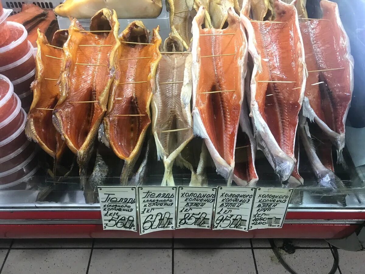 Купить рыбу в иркутске. Иркутск Листвянка рыбный рынок. Омуль на рынке Иркутска. Рыбный рынок Листвянка Байкал. Рыбный рынок в Ейске.