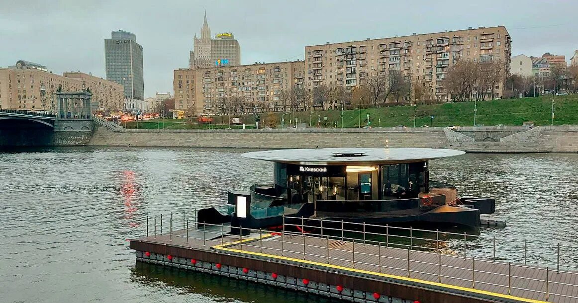 Понтоны для речных трамваев. Причалы москвы. Плавучий пирс. Плавучий причал тутаев. Плавучий причал тутаев.