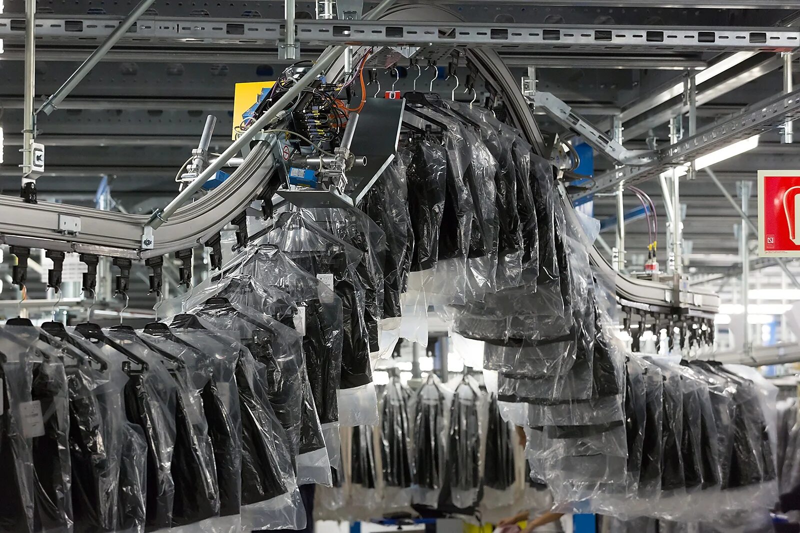 лента основатель компании. производство магазин. автомаркет лавка фрукты. отдел очков солнцезащитных. новый магазин цех в мирном.