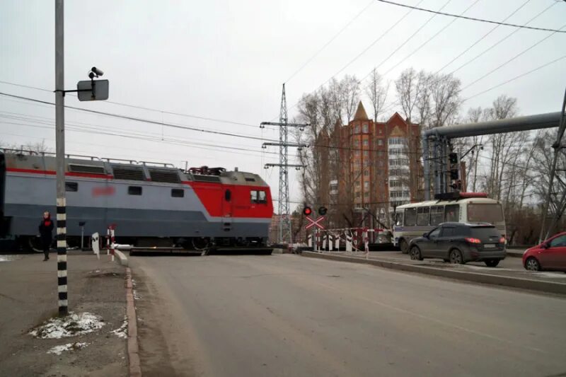 Томск переехать. Томская железная дорога. Железнодорожный переезд Томск. ЖД Томск. Сотрудники ЖД Томск.