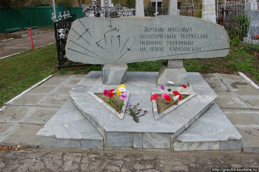 Памятник в парке строителей в ростове. Памятник невинно убиенным. Памятник жертвам политических репрессий ростов на дону. Памятники в ростове на дону жертвам репрессий. Памятник репрессированным в ростове на дону.