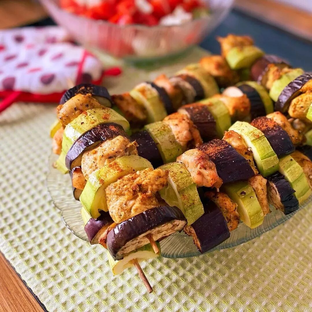 Куриные грудки баклажаны. Шашлычки на шпажках с овощами. шашлык из грудки и баклажанов. шашлык из баклажанов и перца.