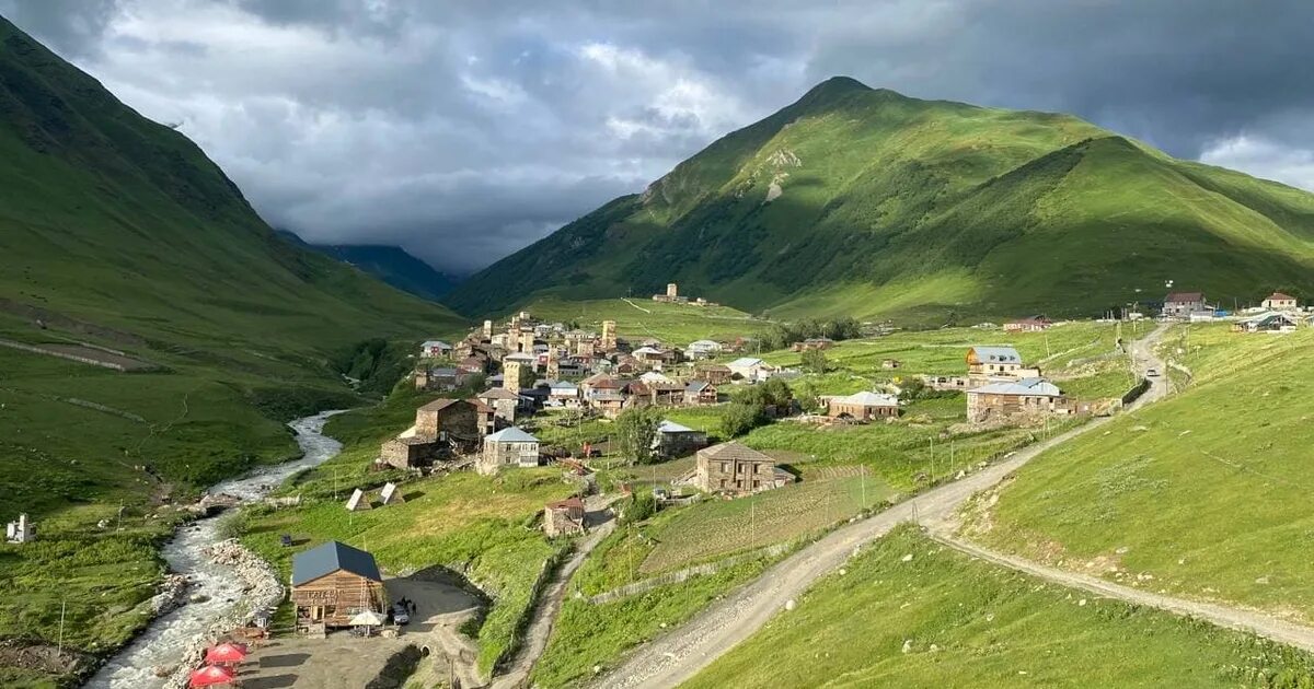 Ушгули дорога грузия. Самое высокогорное село в европе. Самые высокогорные села европы. Деревня ушгули грузия. Церковь святого георгия ушгули.