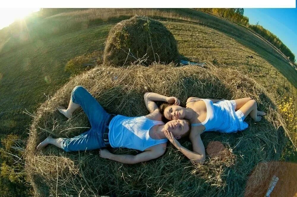 Фотосессия на траве. Девушка лежит на траве. Валяние в стоге сена. Фотосессия со стогом сена. Видеоролики про жизнь