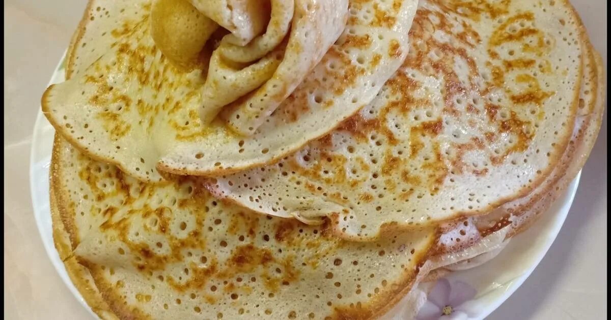 Блины на дрожжах и воде с яйцами. Дрожжевые блины. блины дрожжевые воздушные. постные блины. блинчики дрожжевые постные.