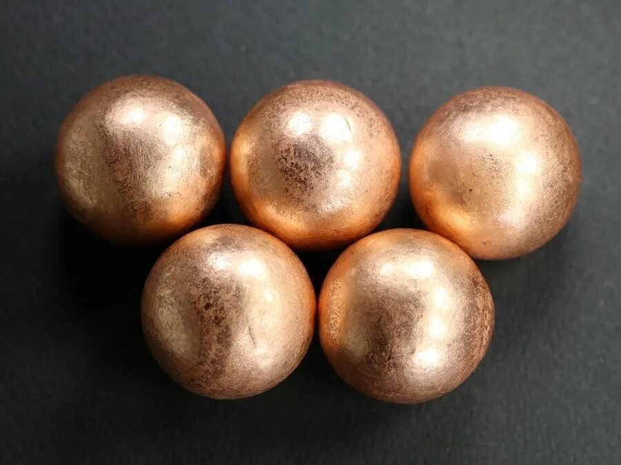 Два одинаковых медных шара. Латунный шарик. Шар латунь. Два латунных шара упали с одинаковой высоты один упал в глину. Шар латунь.