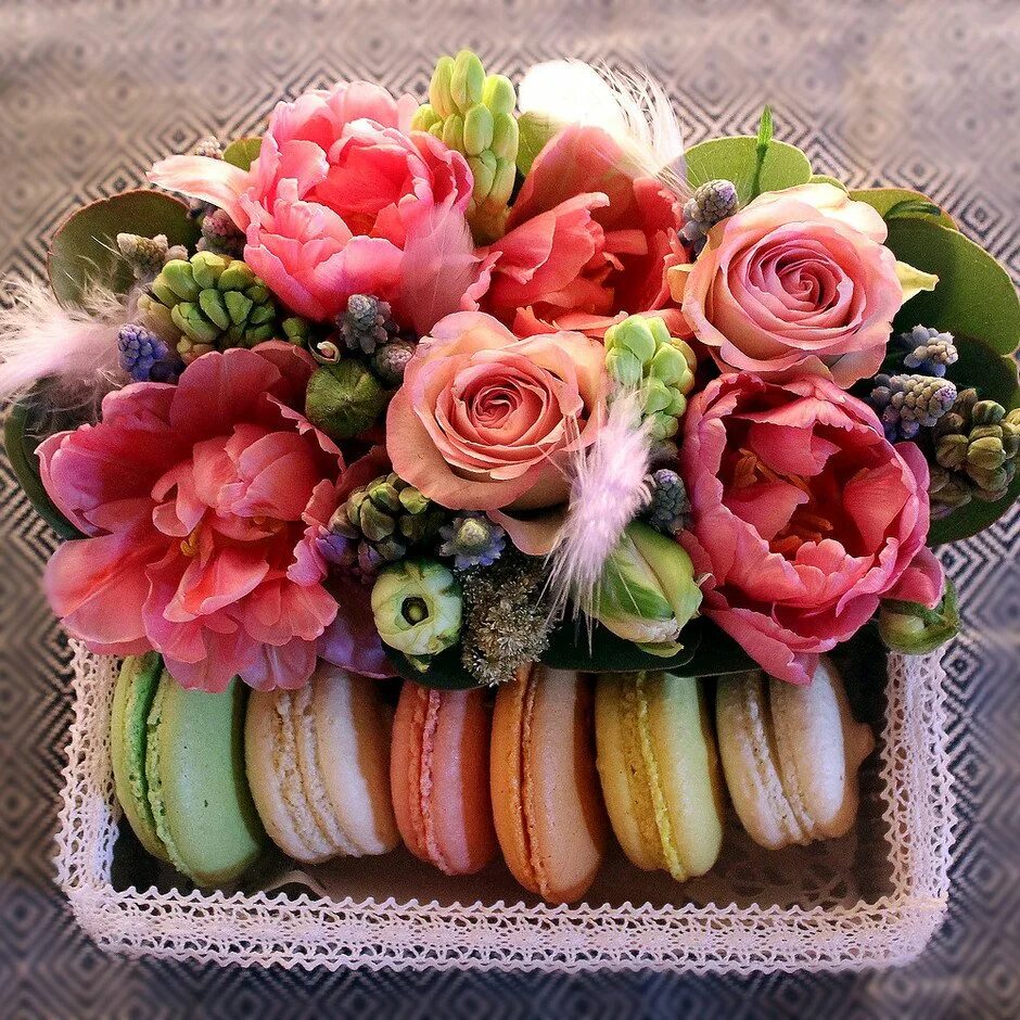 Букет цветов ассорти. Цветы и сладости. Букет цветов и пирожные. Букеты с пирожными и цветами.