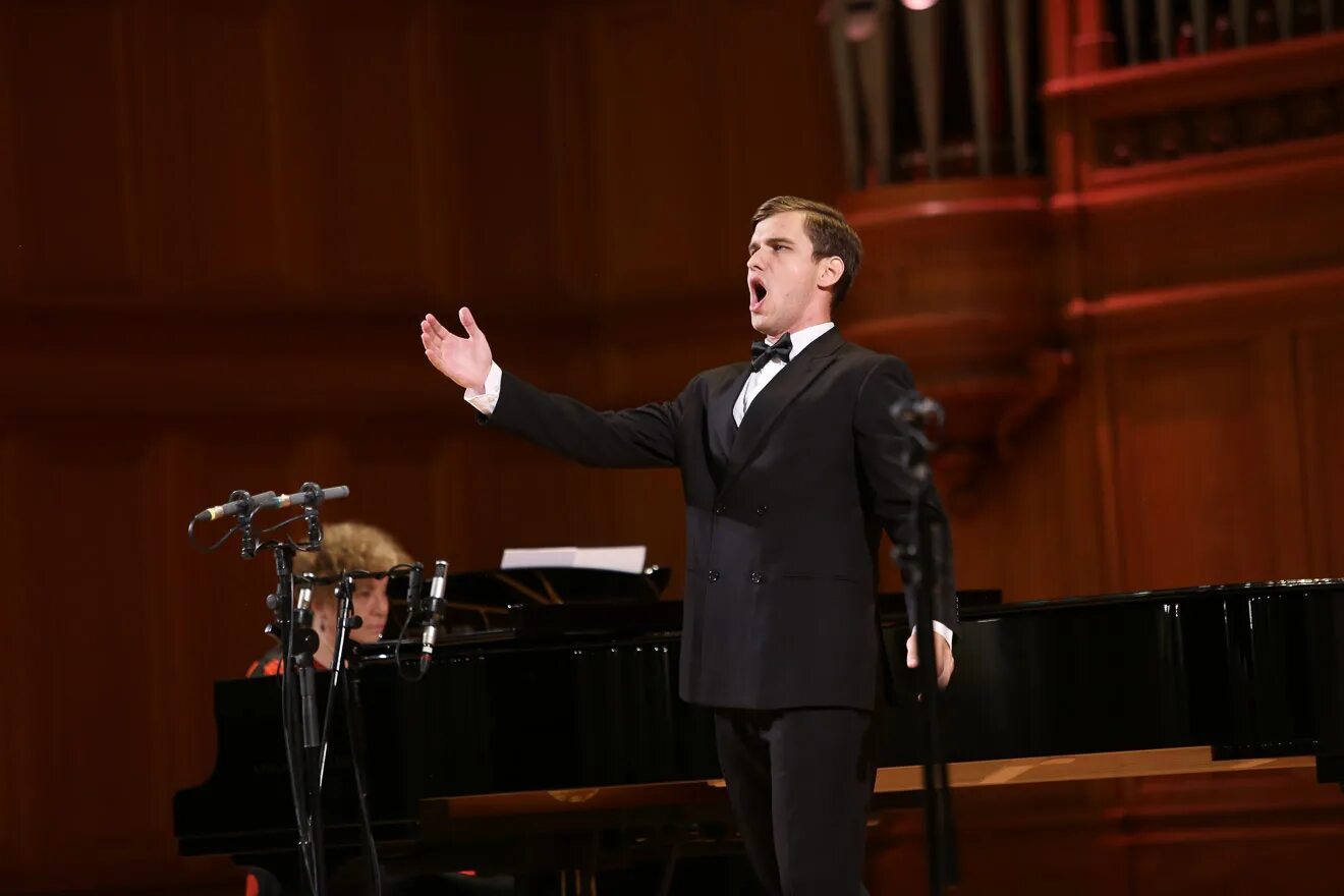 Оперный певец эльлар абдуразаков. Владимир кузнецов консерватория. Оперный певец ильдар абдразаков. Ильдар абдразаков певец. Оперный бас.