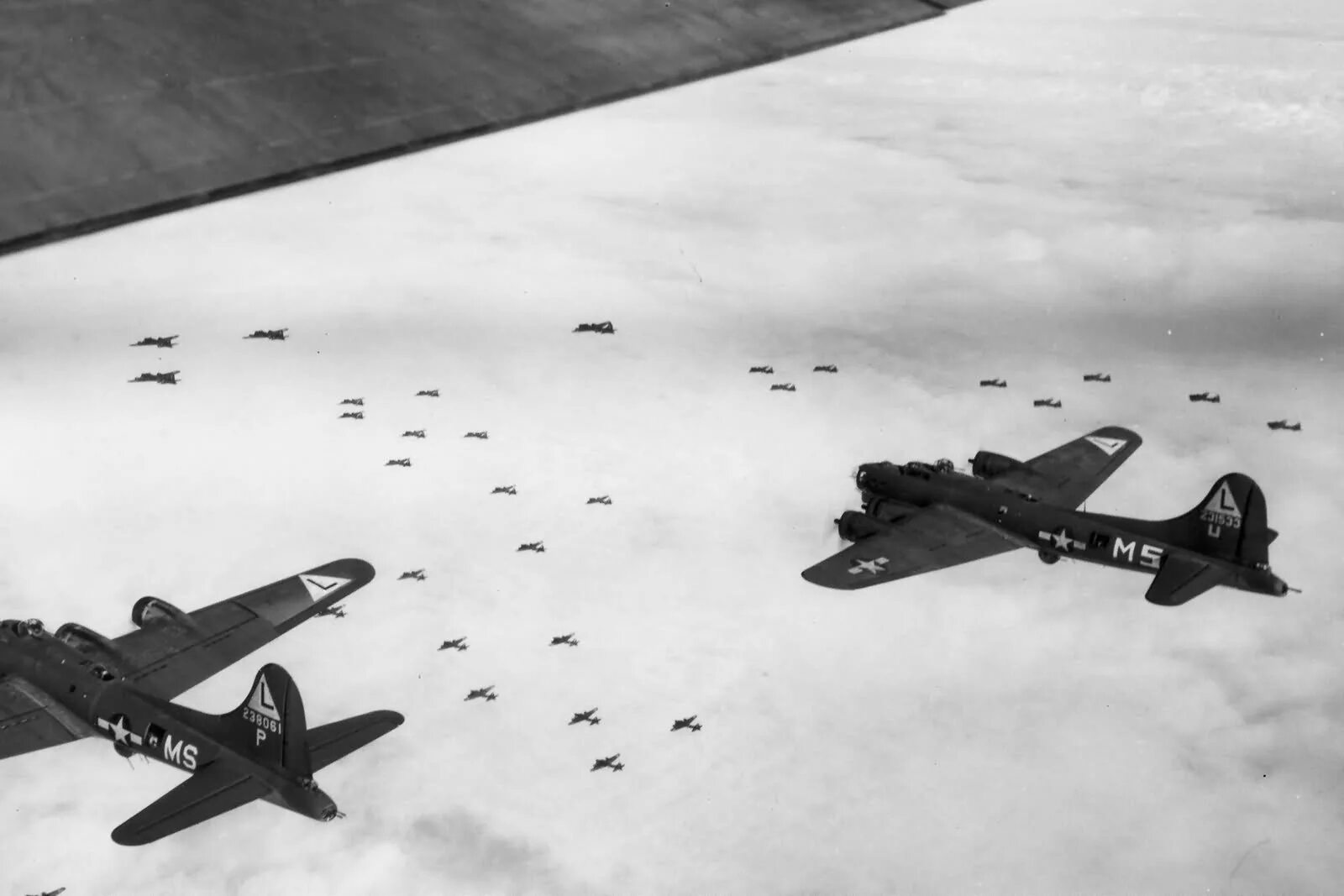 B 17 тесты. Американские бомбардировщики 1944. Строй бомбардировщиков b-17. B-17 В СССР. B-29 бомбардировщик вторая мировая.