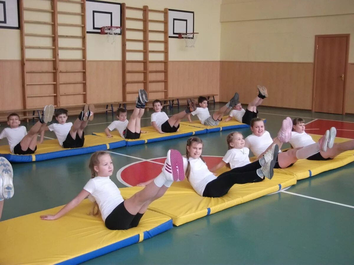 Школа физра упражнения гимнастика. Урок гимнастики в школе. Физкультура в начальной школе. Гимнастика на уроках физкультуры.