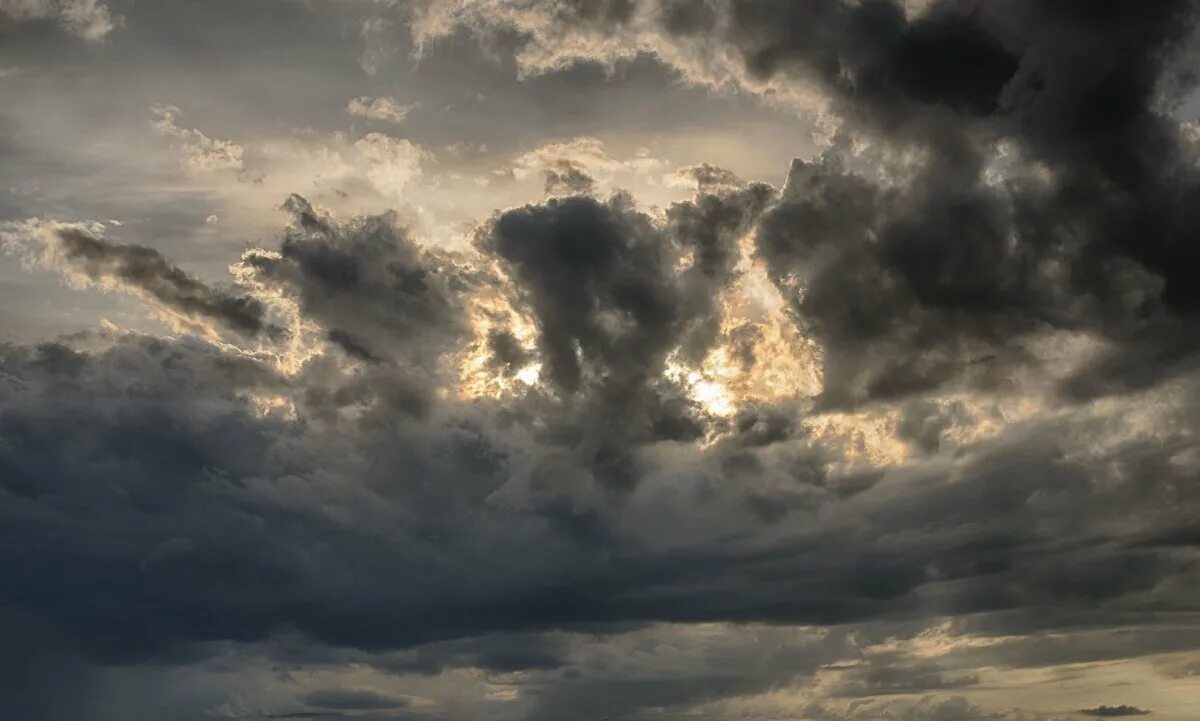 Туча мутный. Пасмурное небо. Облако картинка. Грозное небо. Кучевые облака в контражуре.