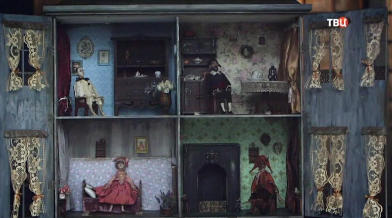 Призраки усадьбы блай кукольный домик. Амитивилль кукольный дом. Страшный кукольный дом. Калейдоскоп ужасов кукольный домик. Дом семейки аддамс.