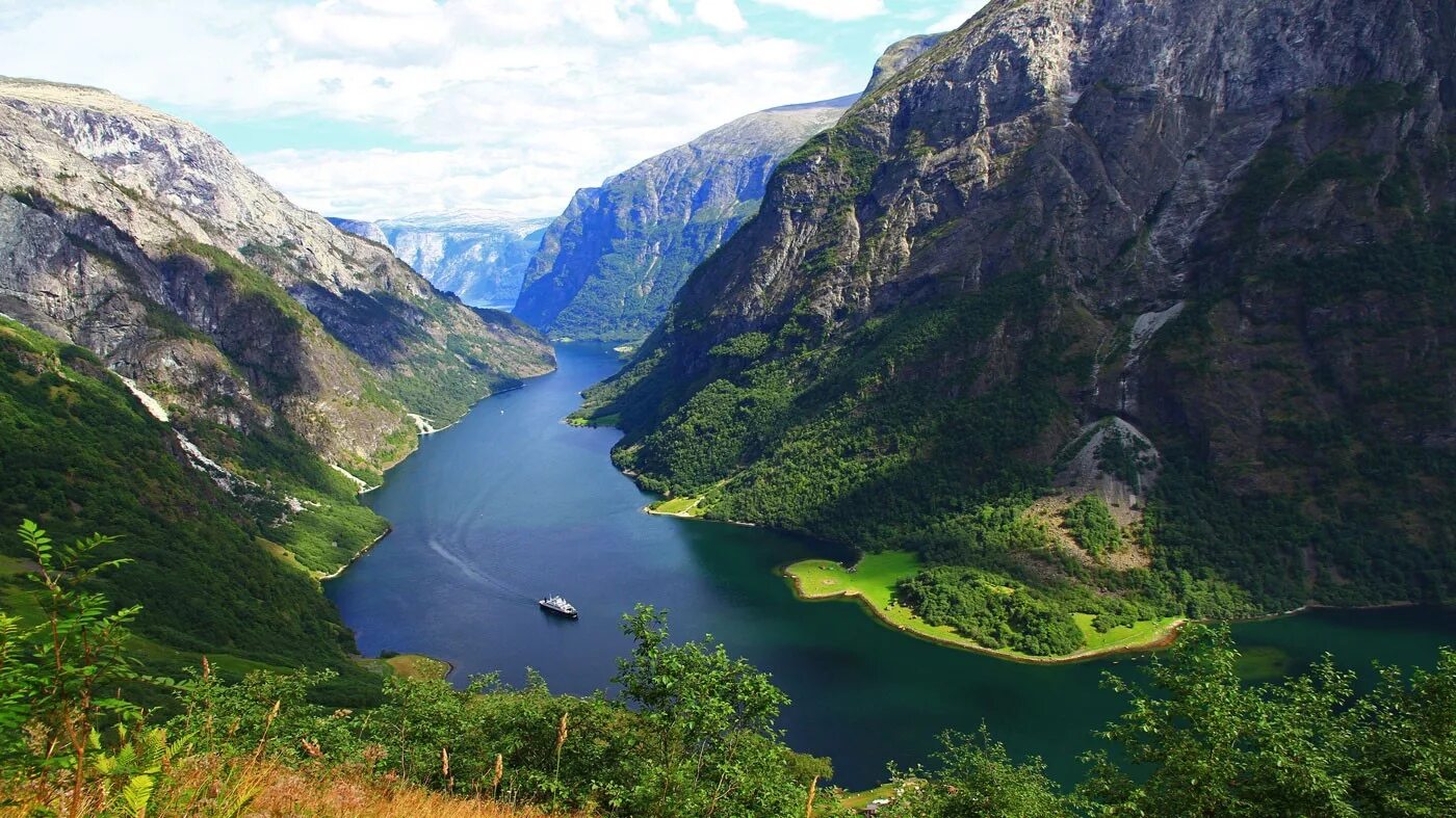 Какая страна имеет природную достопримечательность фьорды. Согнефьорд Норвегия. Центральная Норвегия Согнефьорд. Скандинавия фьорды. Фьорд в Норвегии Скандинавия.
