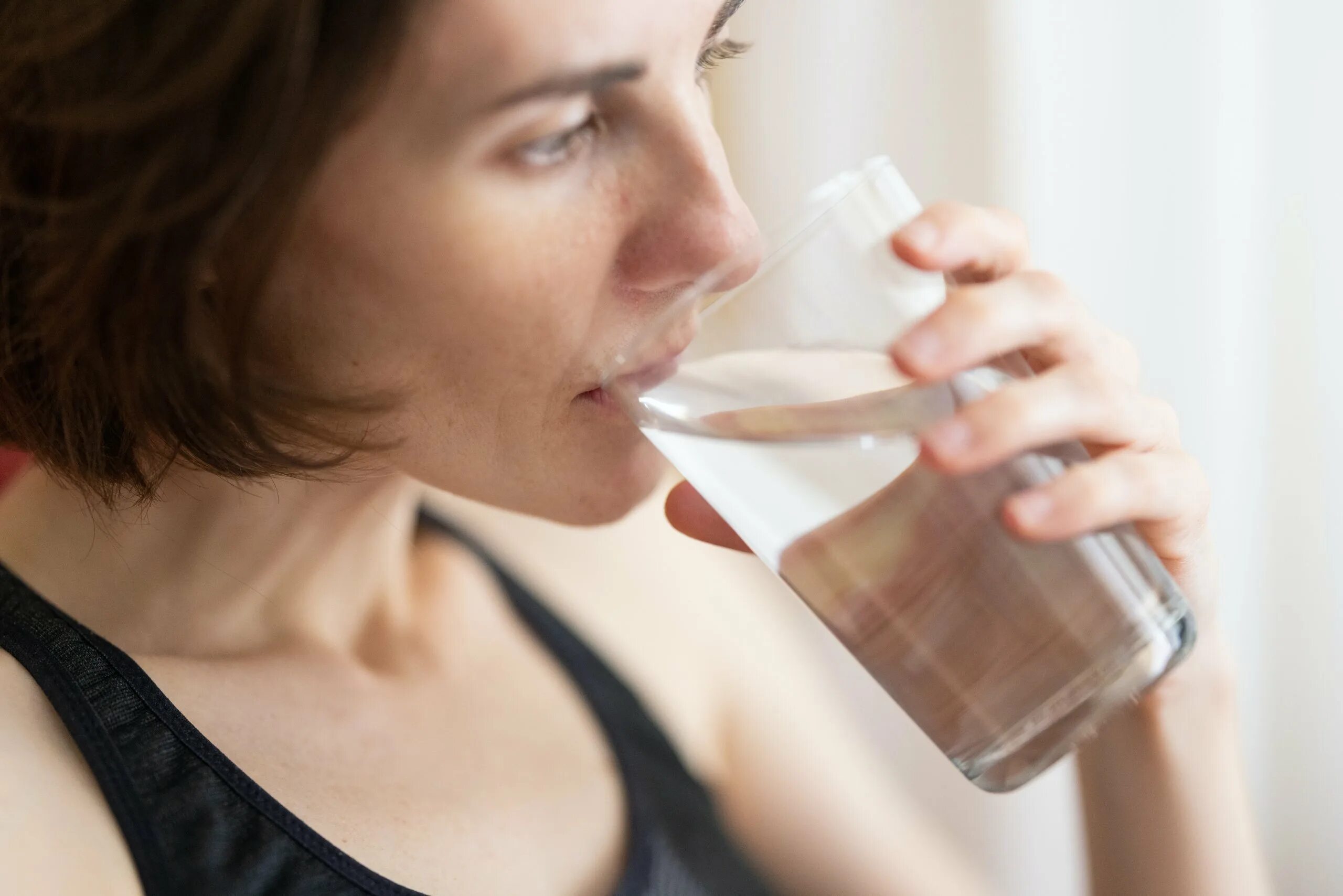 Стакан воды. Пьющая женщина. Женщина пьет воду. Несахарный диабет. Натощак можно пить воду перед анализами