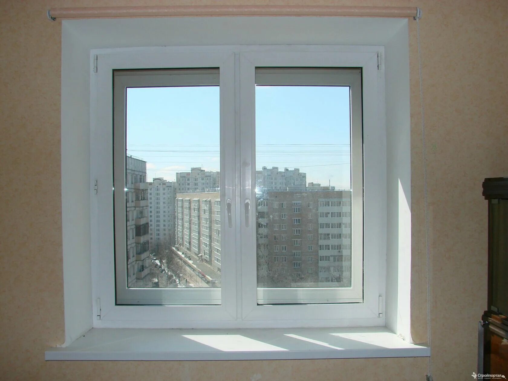 Окно пластиковое msk oknaidveri ru. Пластиковое окно. Окно двухстворчатое пластиковое. Пластиковые окна в квартире.