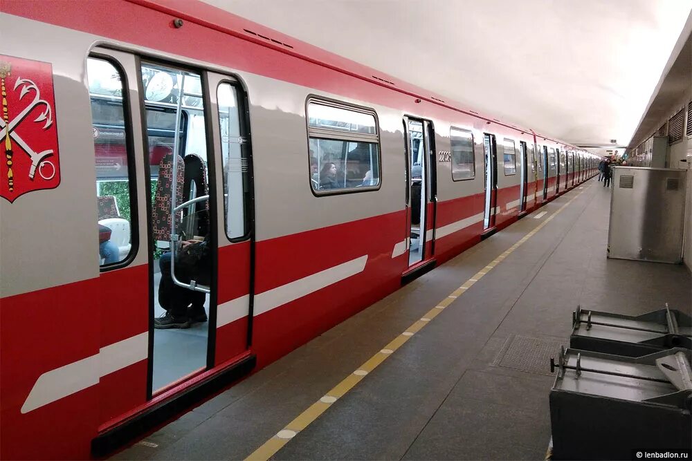 Вагоны метро петербургский метрополитен. Новый красный поезд. Красное метро спб. Красный поезд метро. Метропоезд юбилейный красный.