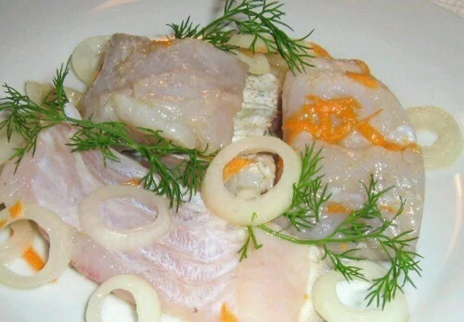 амуры блюдо. толстолобик соленый. маринованный толстолобик. маринованный толстолобик фото. толстолобик маринованный в масле с луком.