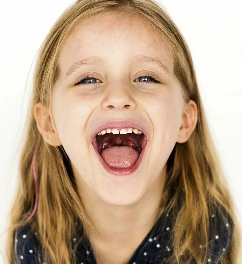 Юные лица с открытым ртом. Девочка открыла рот. Девочка с открытым ртом. Дети открытый рот. Девочки с открытыми ртами.