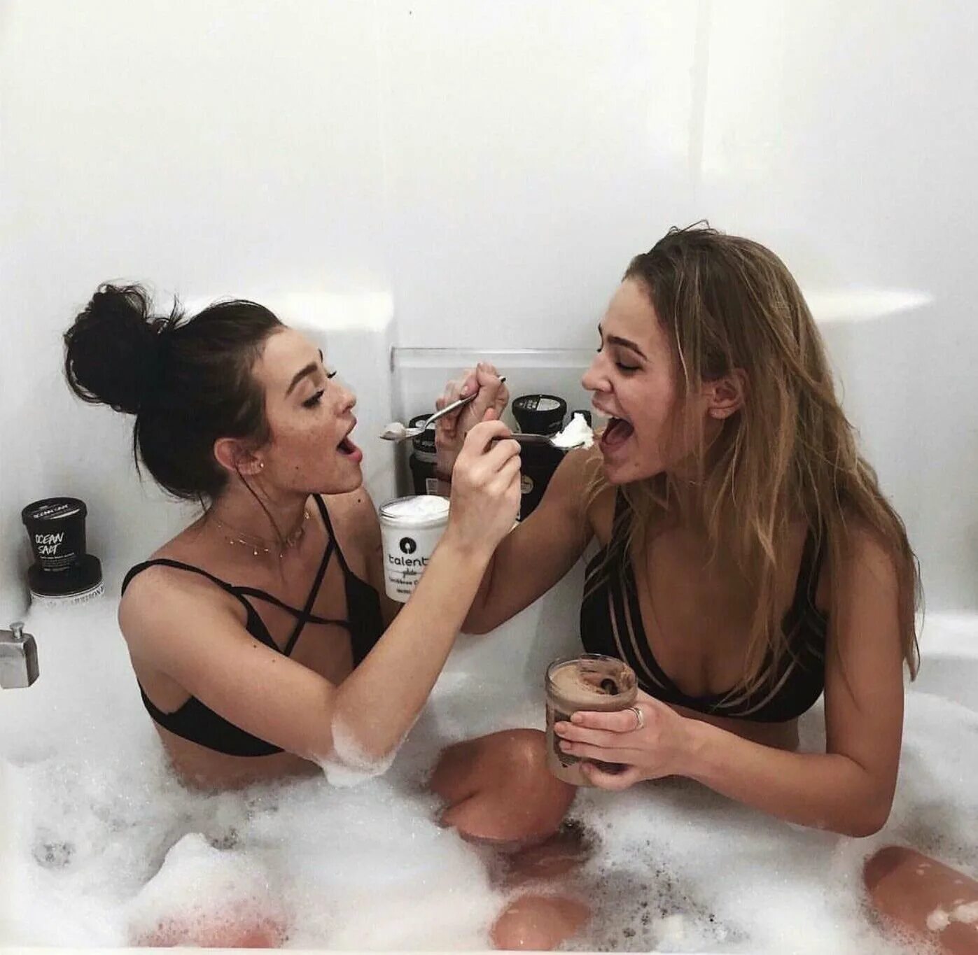 2 девушки вебкам. Домашняя фотосессия с подругой. Идеи для фотосессии с подругой. Две подружки в ванне. Подруги в ванной.