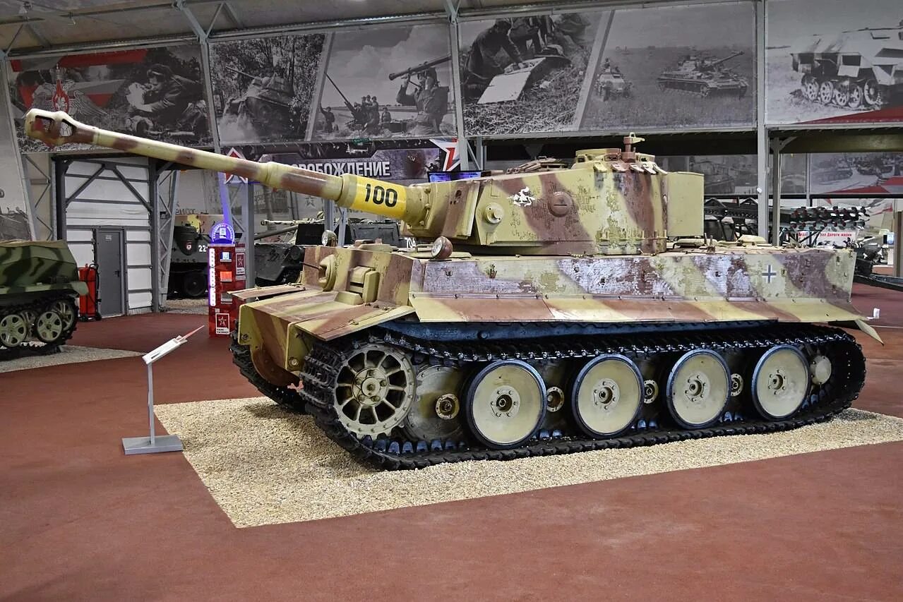 Tiger 1 2. Танк тигр в музее кубинки. Танк т-6 тигр в музее Кубинка. Тигр 1 музей Кубинка. Королевский тигр Кубинка.