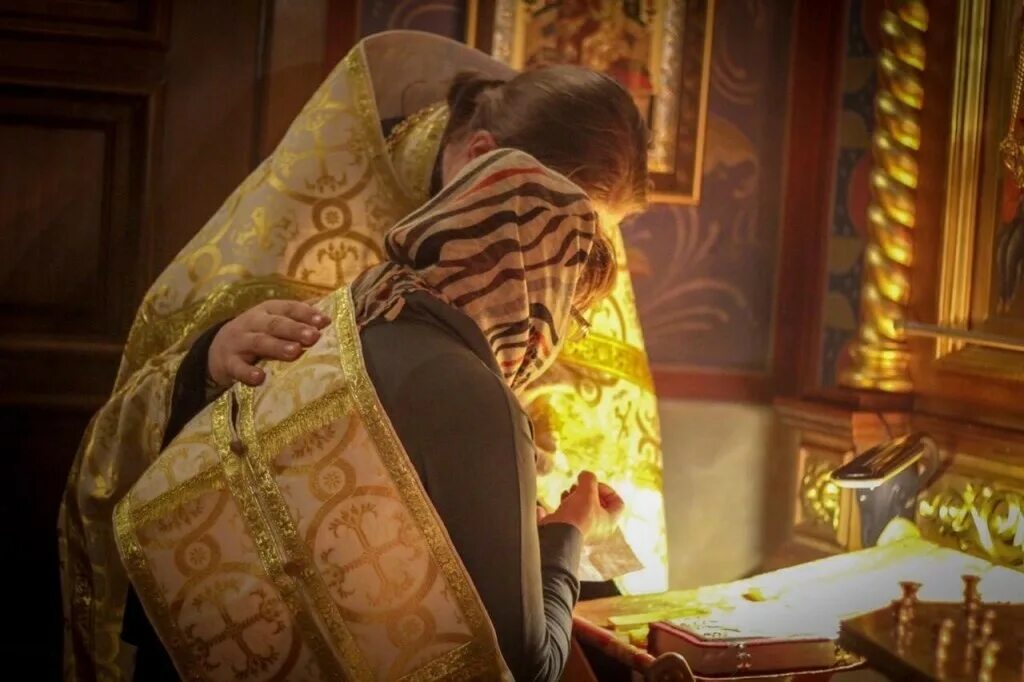 Исповедь в храме. Бога не пускают в церковь притча. Мужчина молится в храме. Притча они и меня в храм не пускают. Исповедь.