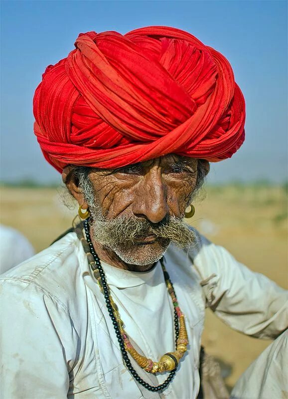 Индийская шляпа. Шляпа индуса. Раджастан люди. Индийский головной убор. Индус улыбается.