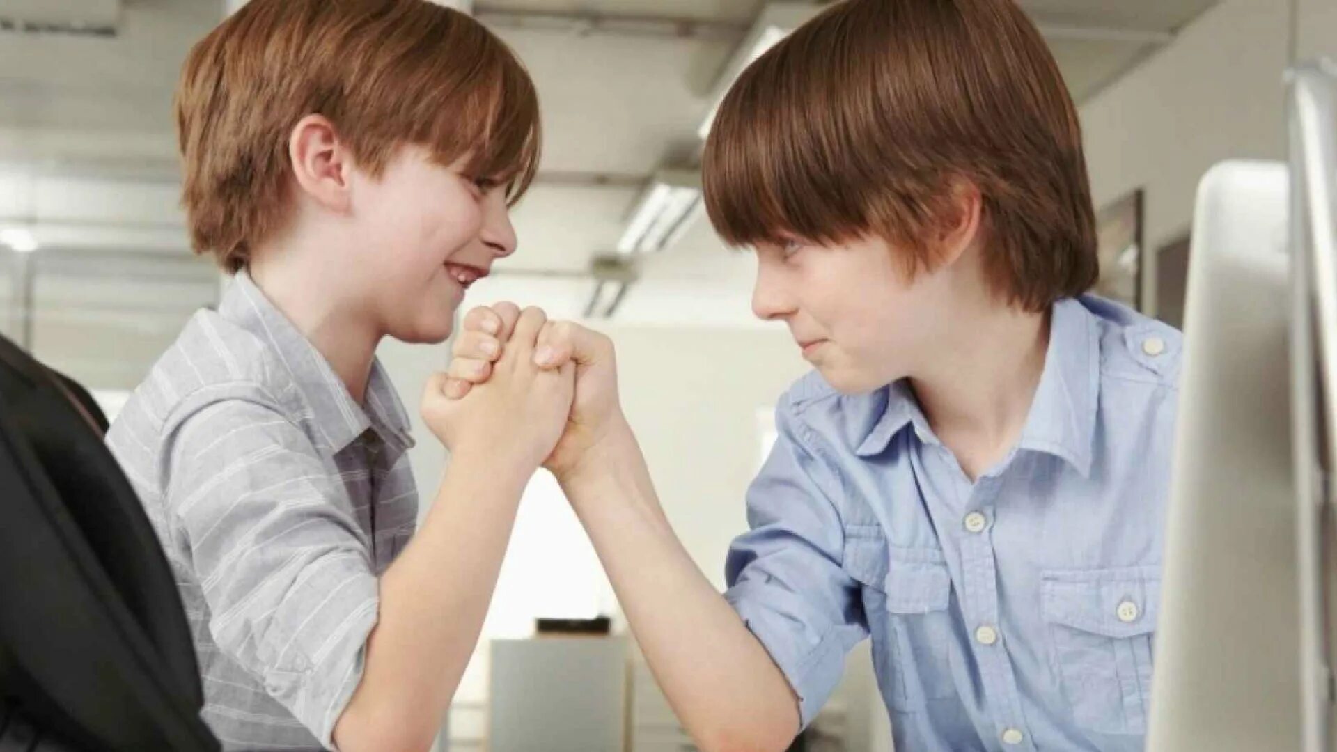 Work in boys. Студенты в компьютерном классе. Подростки работают. Close the computer. Молодой студент.