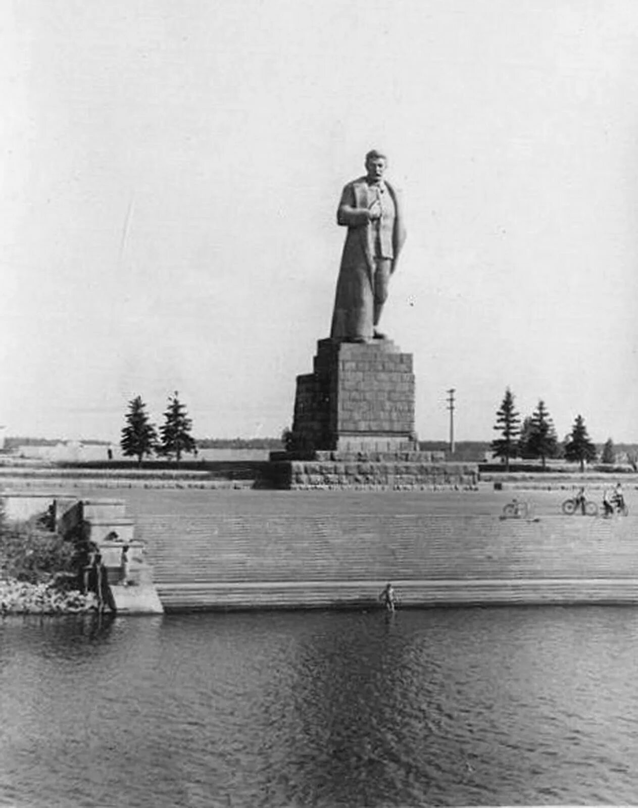 Памятник сталину москва волга. Зворыкин памятник останкино. Памятники на канале москва. Памятник сталину на канале имени москвы. Дубна памятник ленину.