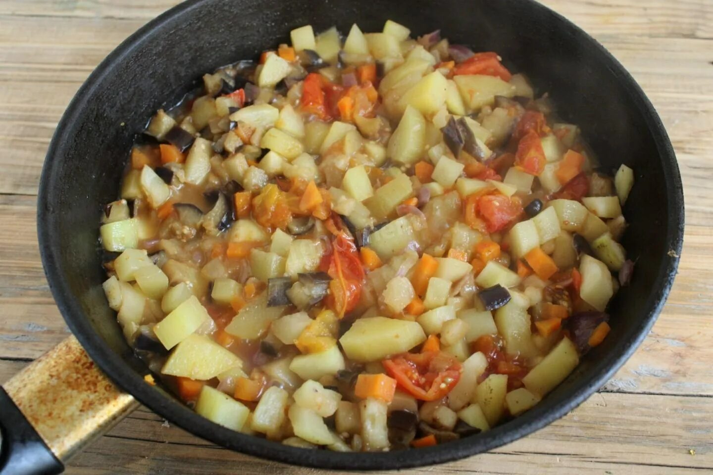 Аджапсандал овощная смесь. Кабачки тушеные с помидорами. Курица тушеная с баклажанами и кабачками. Грибы тушеные с овощами. Овощи в духовке.