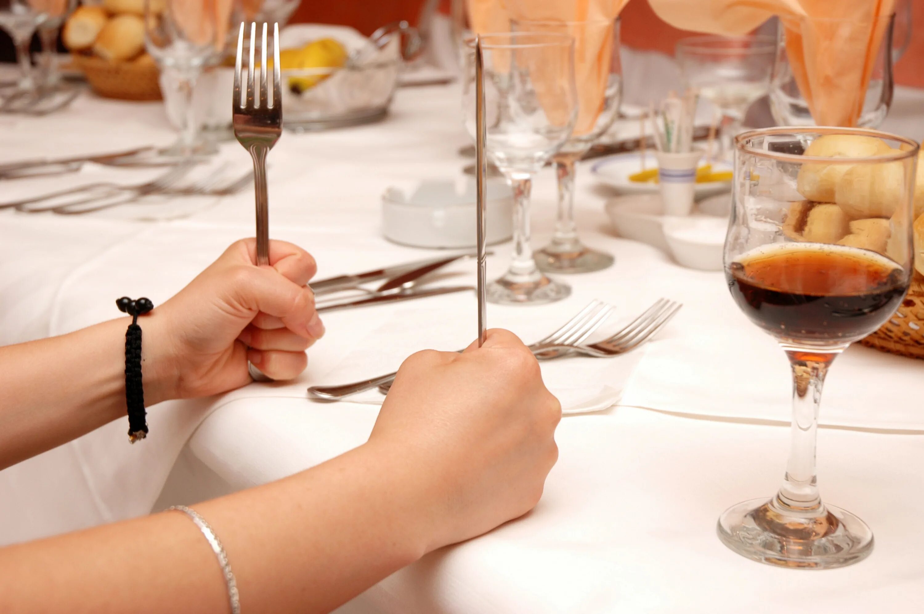 Table manners. Bad Table manners. Waiting food. Table manners photos uk.
