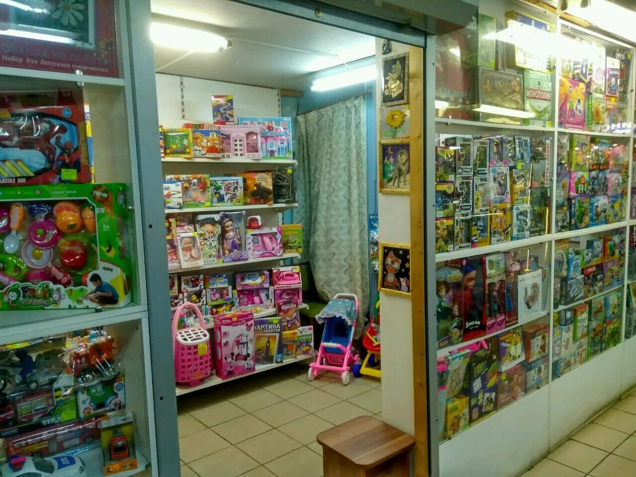 магазин игрушек время работы. детский магазин игрушек. небольшой магазин игрушек. игрушки из магазина. детские игрушки магазин.