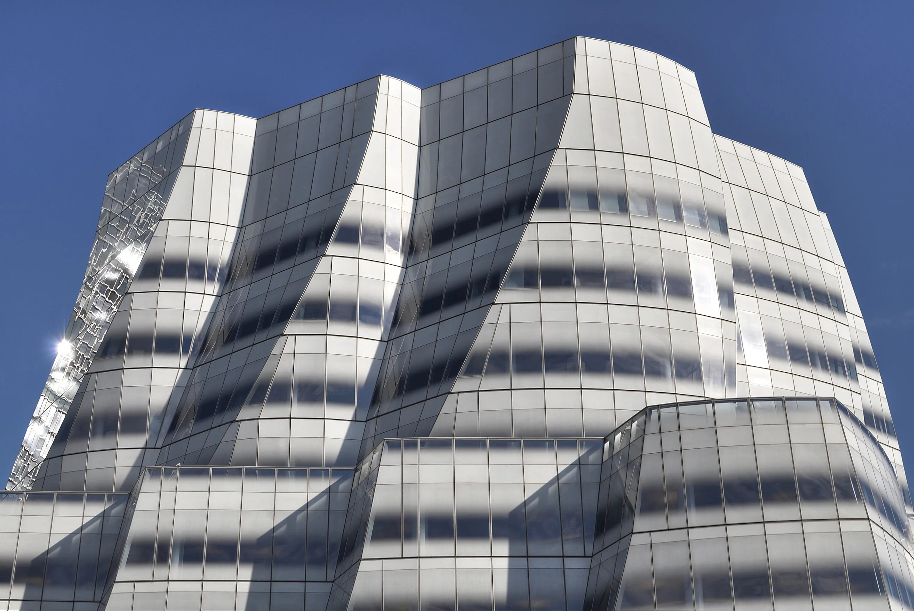 Фасад the IAC building. The IAC building New York. Frank Gehry Hennessy. New York by Gehry.