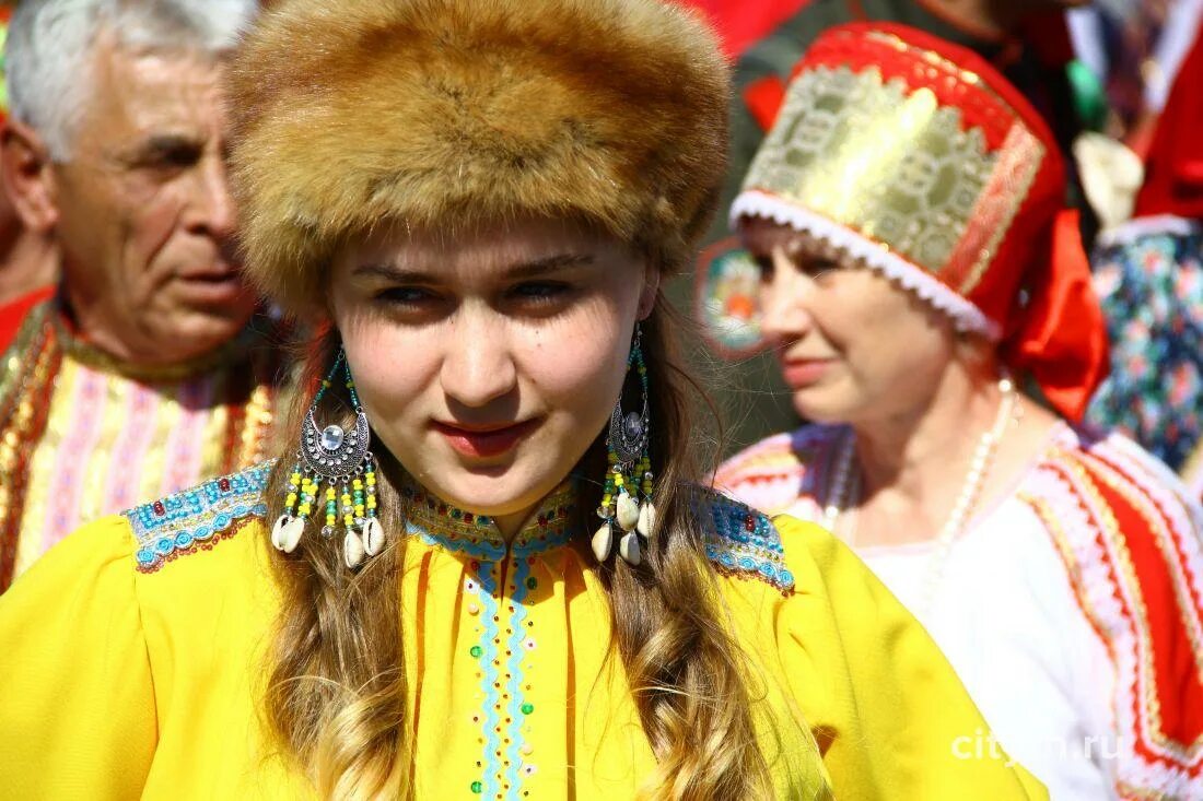 Большой хоровод разных национальностей. День национального костюма в Башкирии хоровод.
