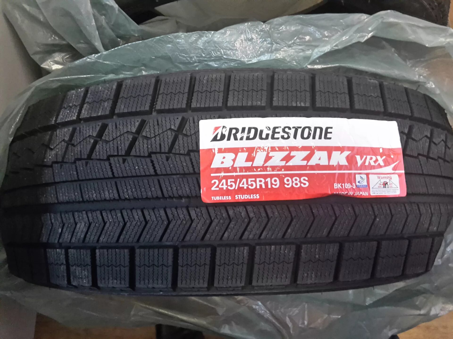 Купить шины 245 45 r19. Bridgestone Blizzak VRX 245/45 r19. 245/45 R19 Bridgestone Blizzak. Bridgestone Blizzak VRX 19. Bridgestone Blizzak VRX 225/45/r19.