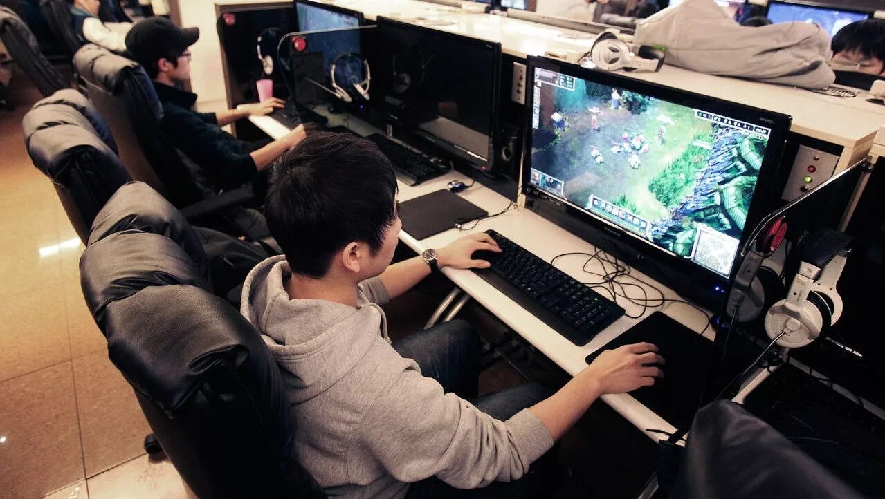 He s playing computer games. Cheating is a crime. cheating is a crime перевод. cheaters online. computer organization memes.