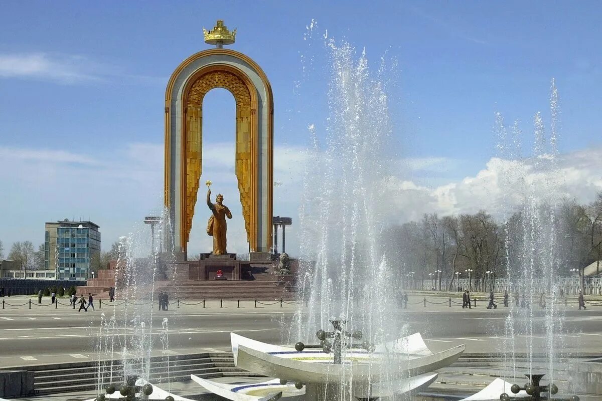 Таджикским адрес. Памятник Исмоилу Сомони. Памятник Исмаилу Самани в Душанбе. Статуя Исмоили Сомони в Душанбе. Проспект Исмоила Сомони Душанбе.