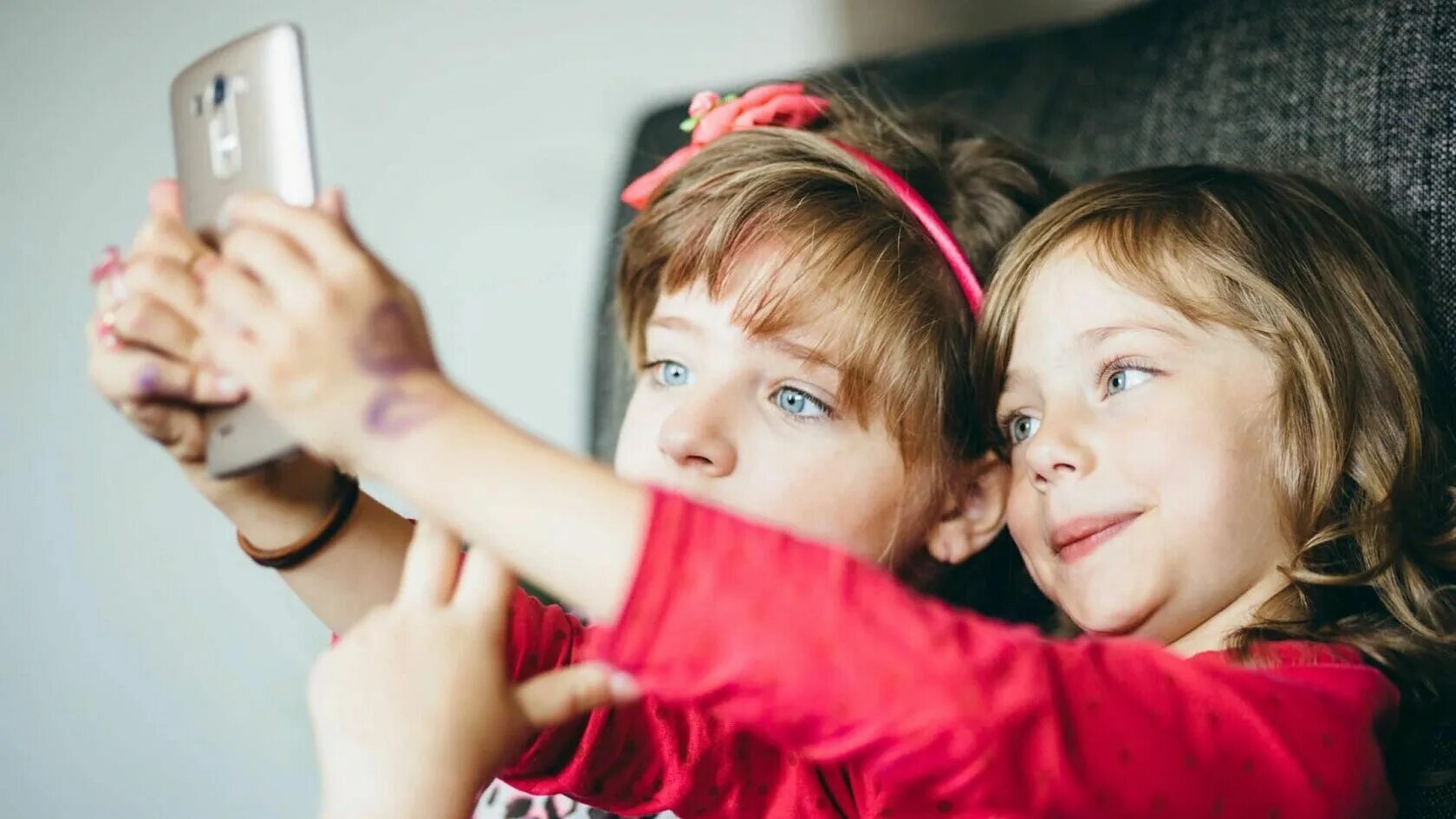 Большой выбор детских головных уборов. Дети в красивой одежде. Компания детей. Детский одежда реклама баннер. Майорал 2020.