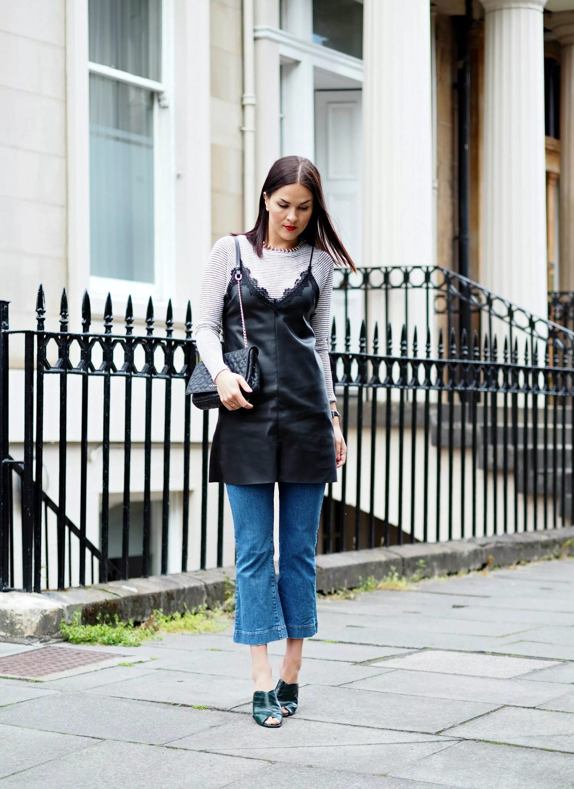 платье комбинация стрит стайл 2022. стильные образы с платьем. платье комбинация с футболкой. макси платье а-силуэта streetstyle 2022. длинный сарафан.